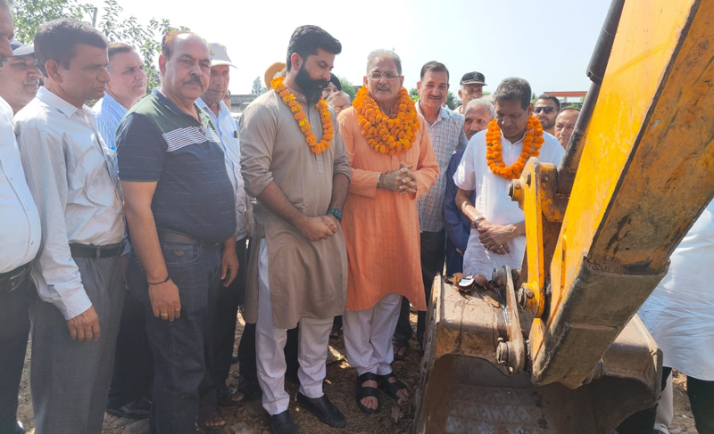BJP leader, Kavinder Gupta starting beautification work in Ward No.  68